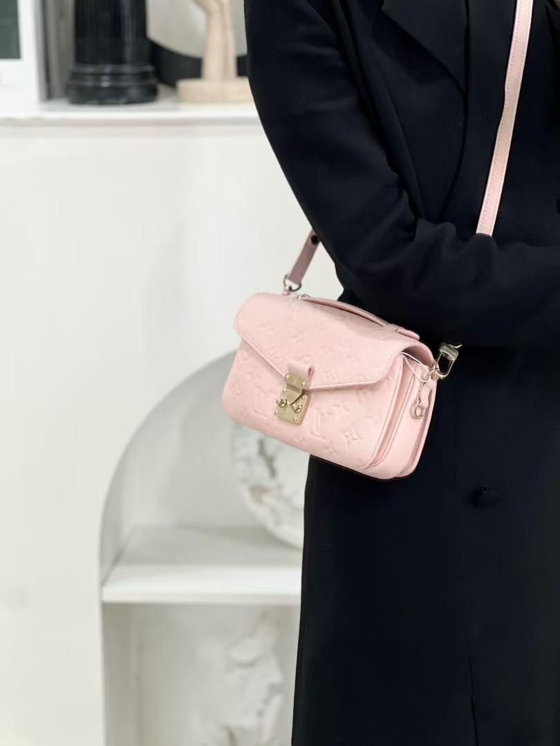 全新未使用 LouisVuitton/路易威登 lv新款小邮差粉色压纹/甄选
