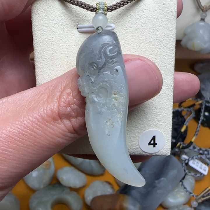 小****和田玉未镶嵌颈饰