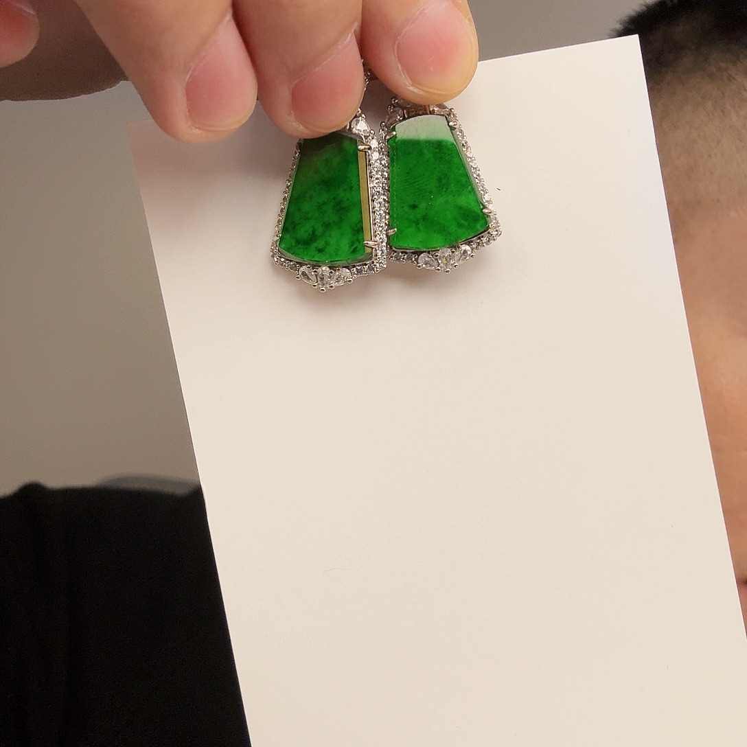 翡翠未镶嵌颈饰一件