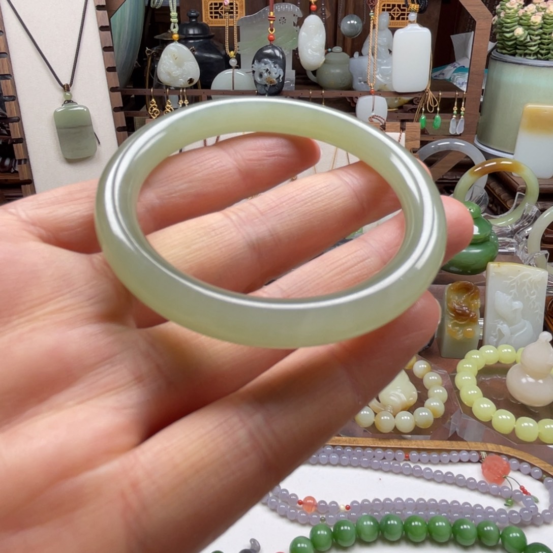 和田玉未镶嵌手镯