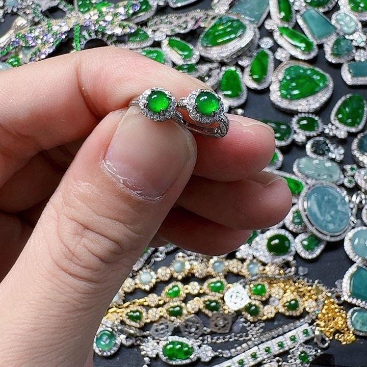 翡翠颈饰未镶嵌天然A货翡翠放漏