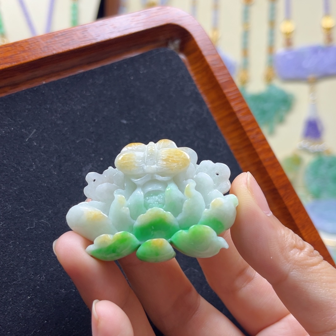 翡翠未镶嵌颈饰辣绿