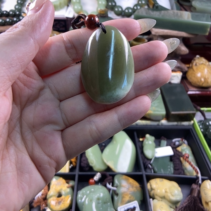 颈饰未镶嵌透闪石质玉