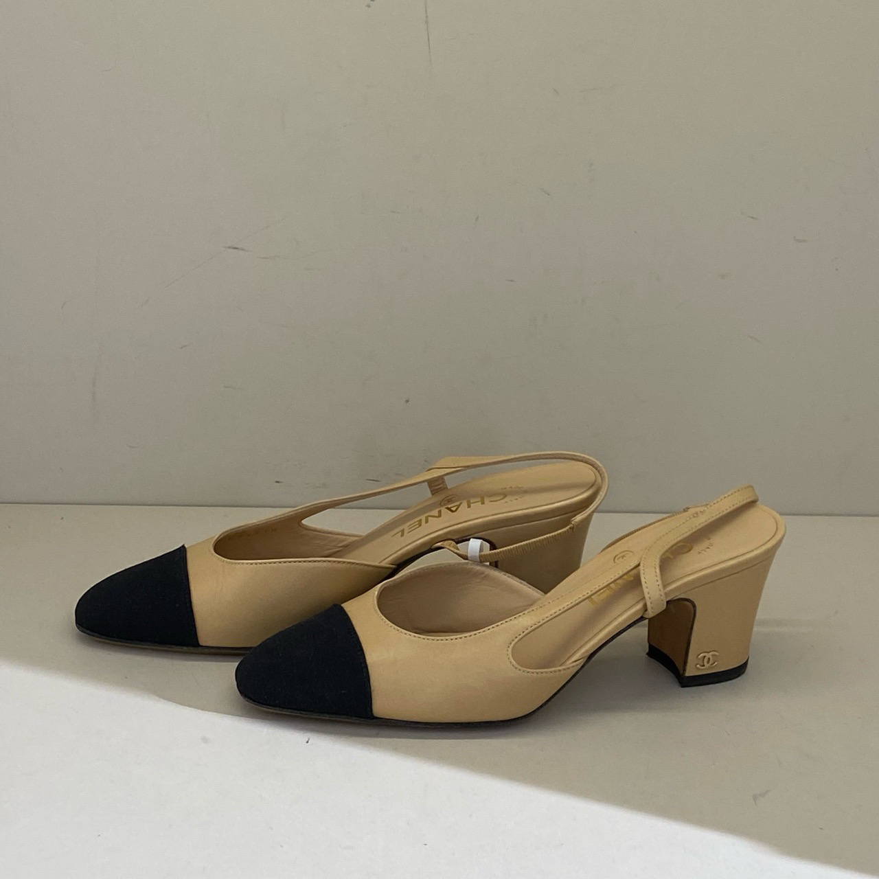 99新 Chanel/香奈儿 米黑Slingback高跟鞋/36码/19168