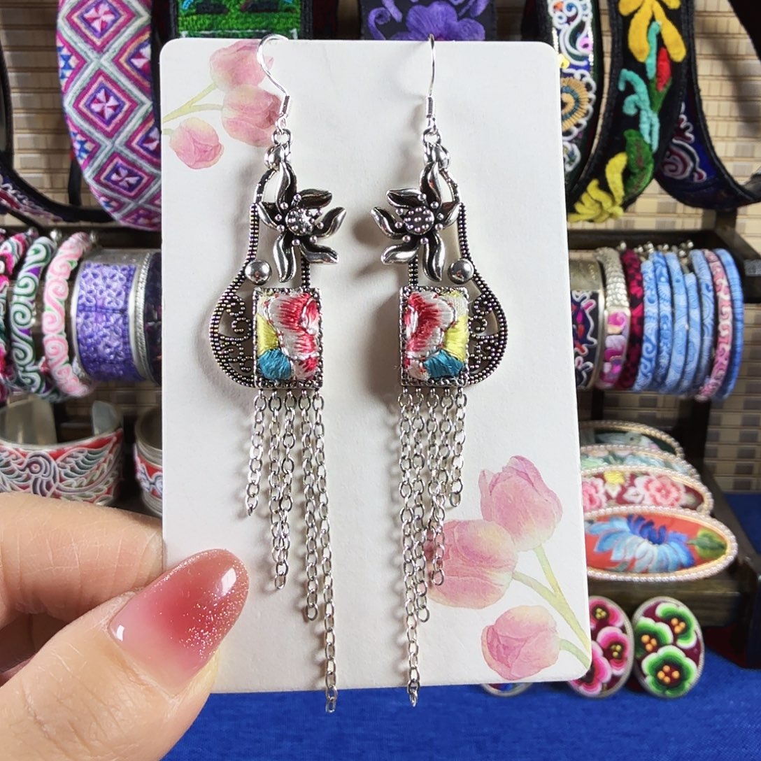 传承非遗刺绣饰品02