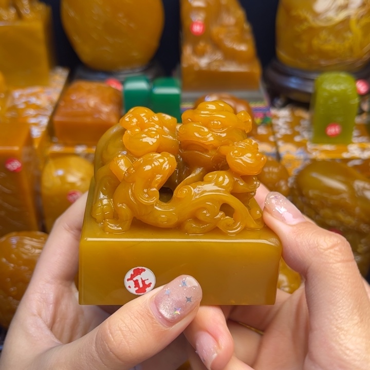 田黄石我***称题材：工艺品