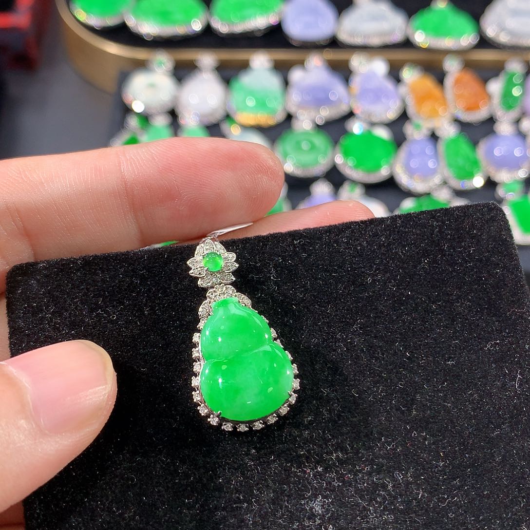 翡翠18K金镶嵌颈饰