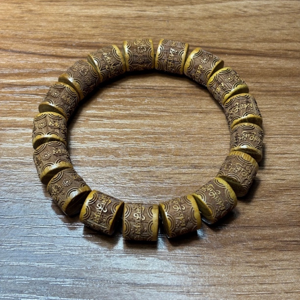 195黄金檀桶珠雕刻