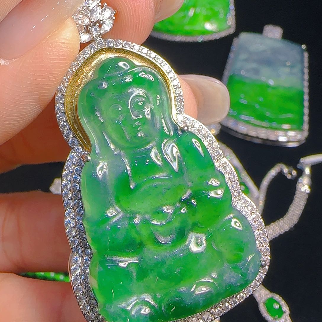 翡翠吊坠(赠链)未镶嵌