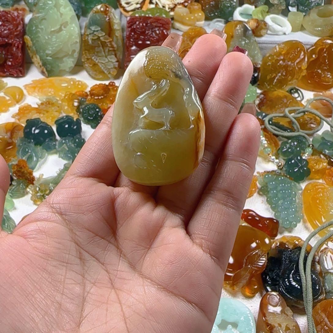 蛇纹石玉颈饰未镶嵌