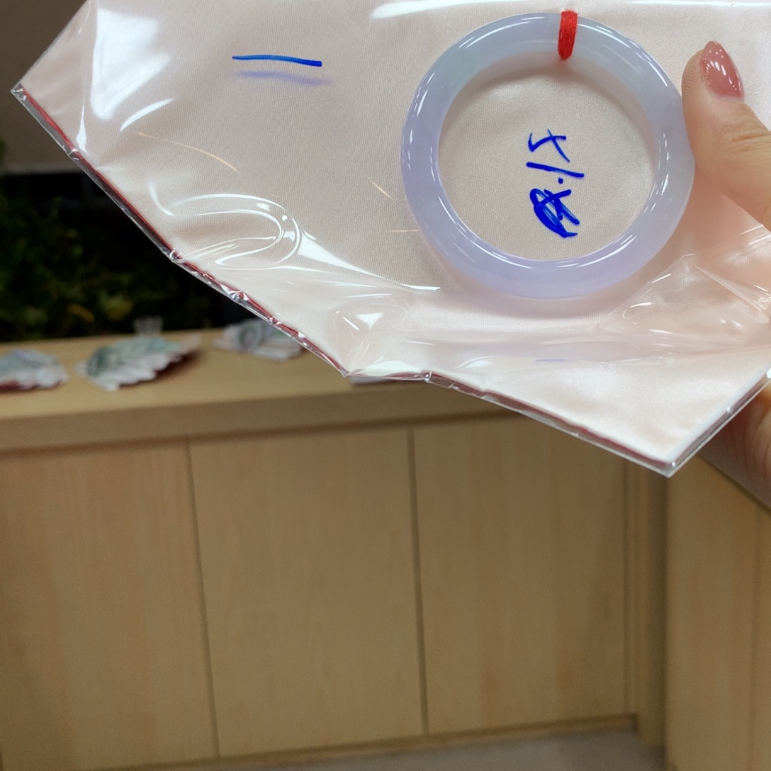 翡翠手镯未镶嵌不退不换