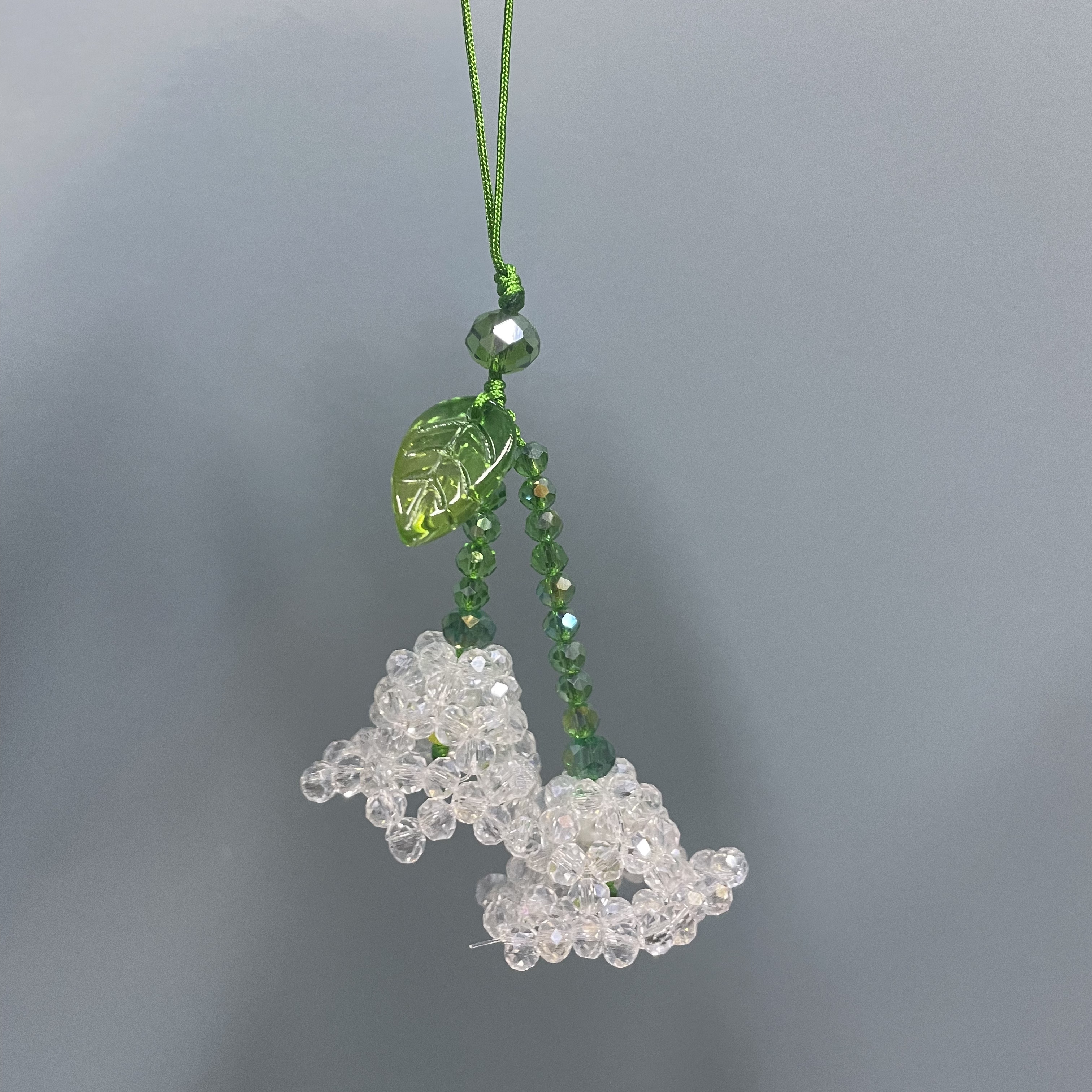绳款编织白色铃兰花手机坠E224