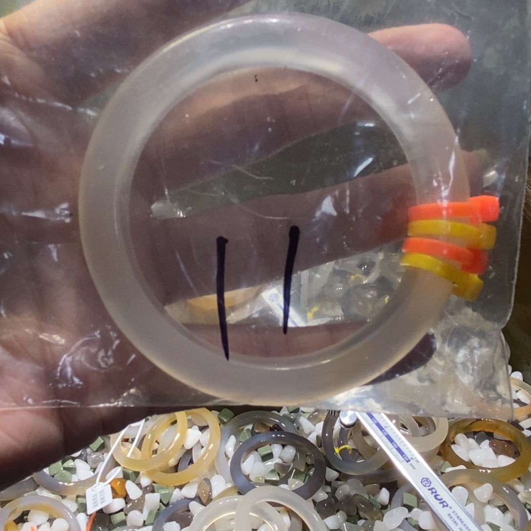 无***颜玛瑙/玉髓未镶嵌手镯11号