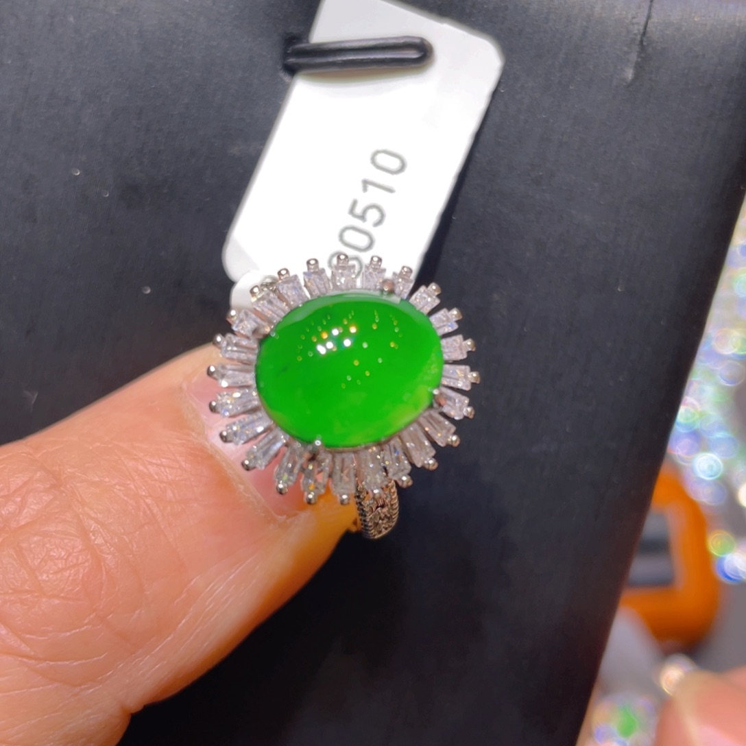 翡翠未镶嵌颈饰戒指