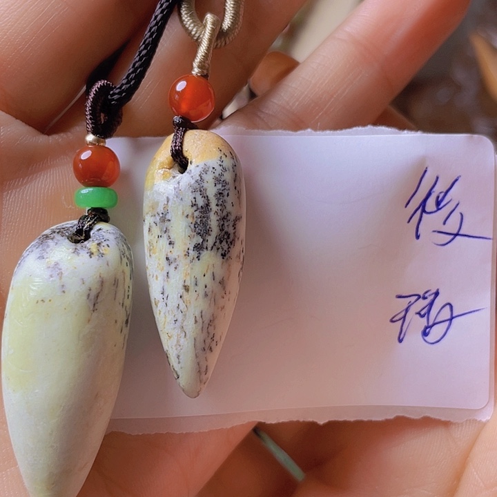 未镶嵌岫岩河磨玉（透闪石质玉）把件