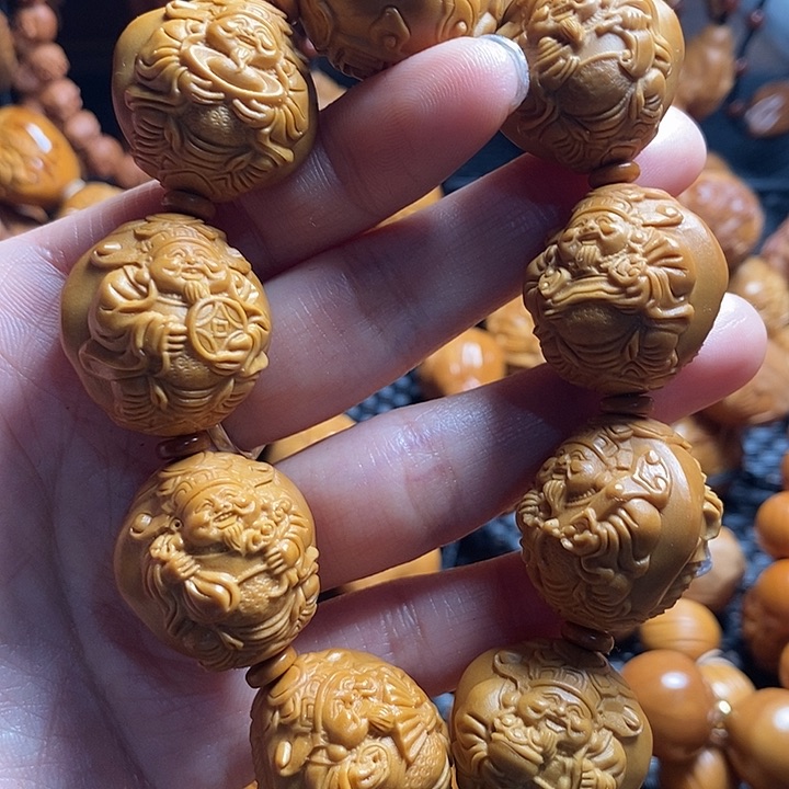 吊坠橄榄核云**颠龙财神