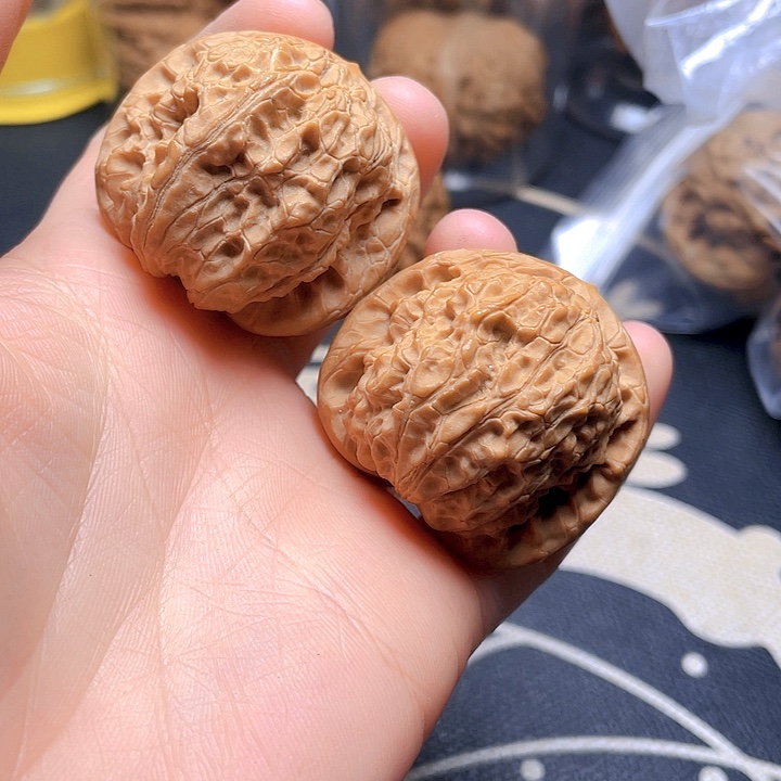 文玩核桃吊坠血麒麟