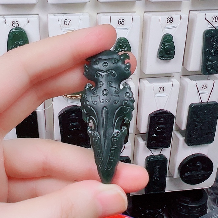 蛇纹石玉颈饰未镶嵌
