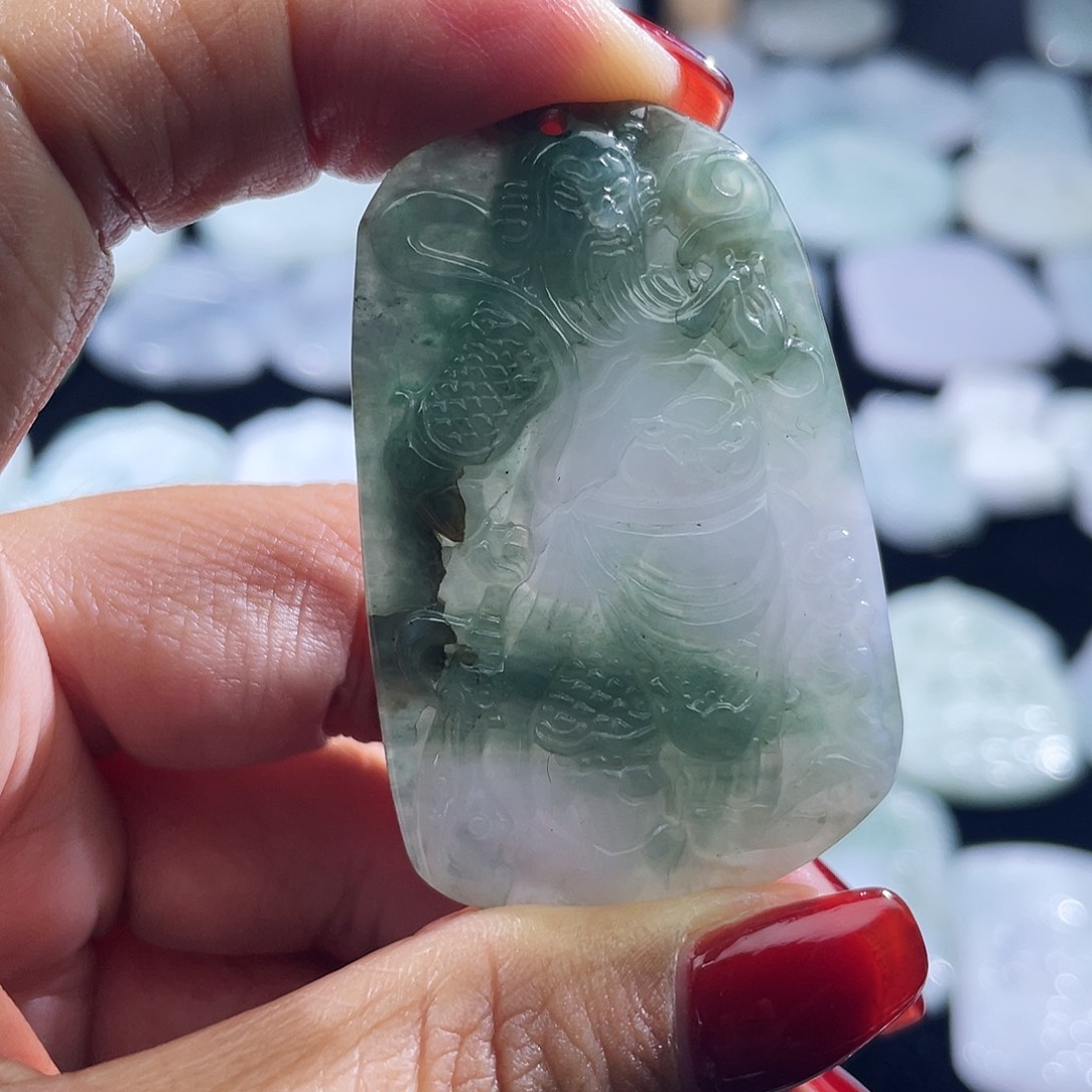 翡翠未镶嵌颈饰关公，包容