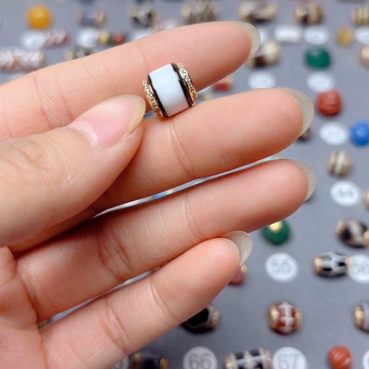 乔***丹玛瑙/玉髓隔珠未镶嵌