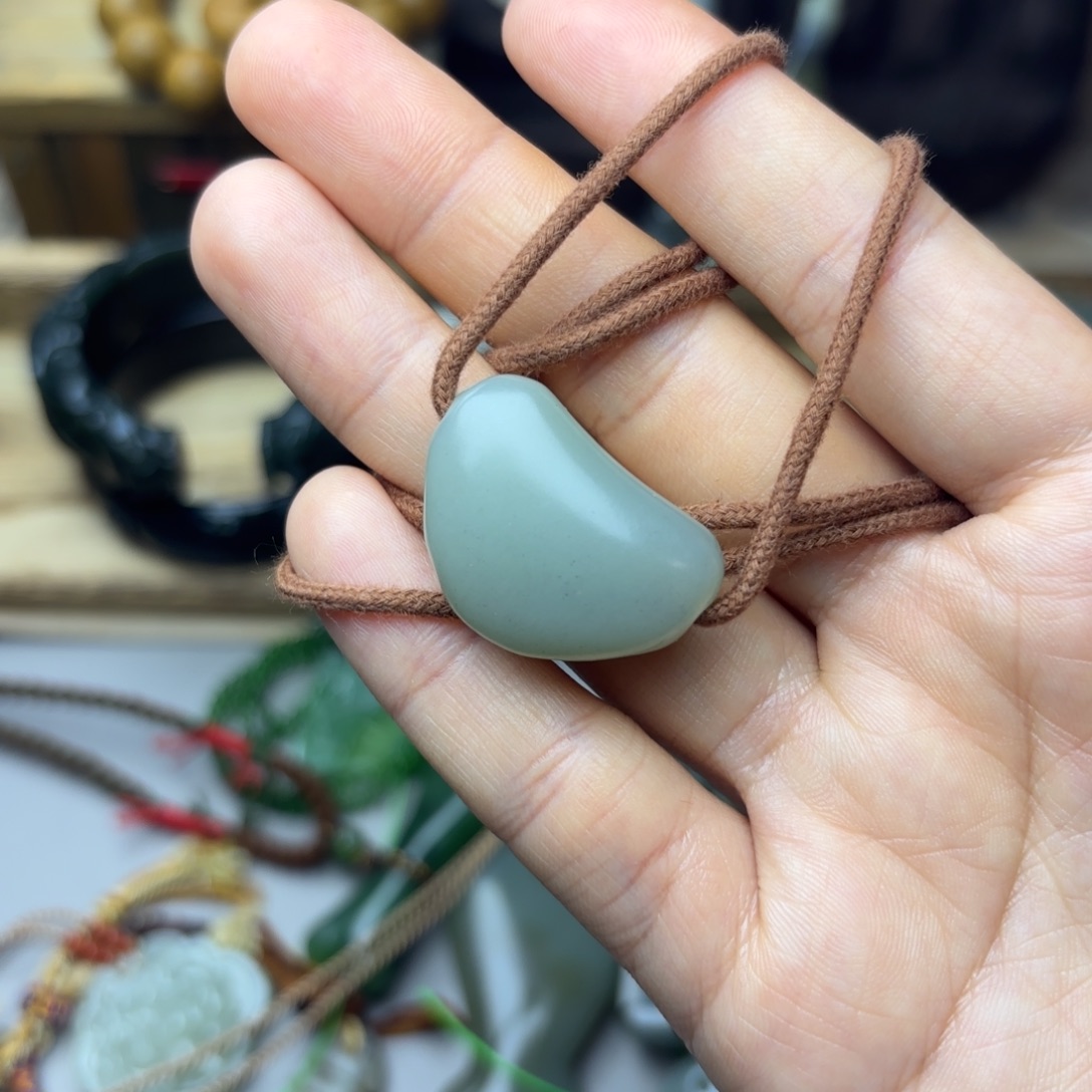 扬***九和田玉未镶嵌颈饰