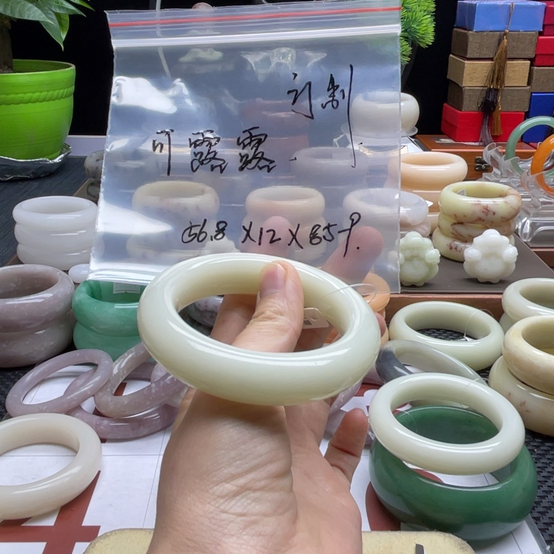 可***露石英岩玉未镶嵌手镯