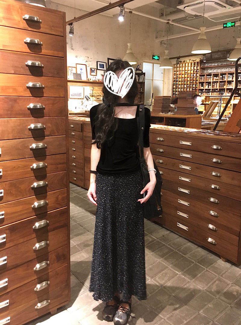 运补｝现货氧气感大U圆领T恤中袖上衣+清冷肌理褶皱碎花半身裙套装