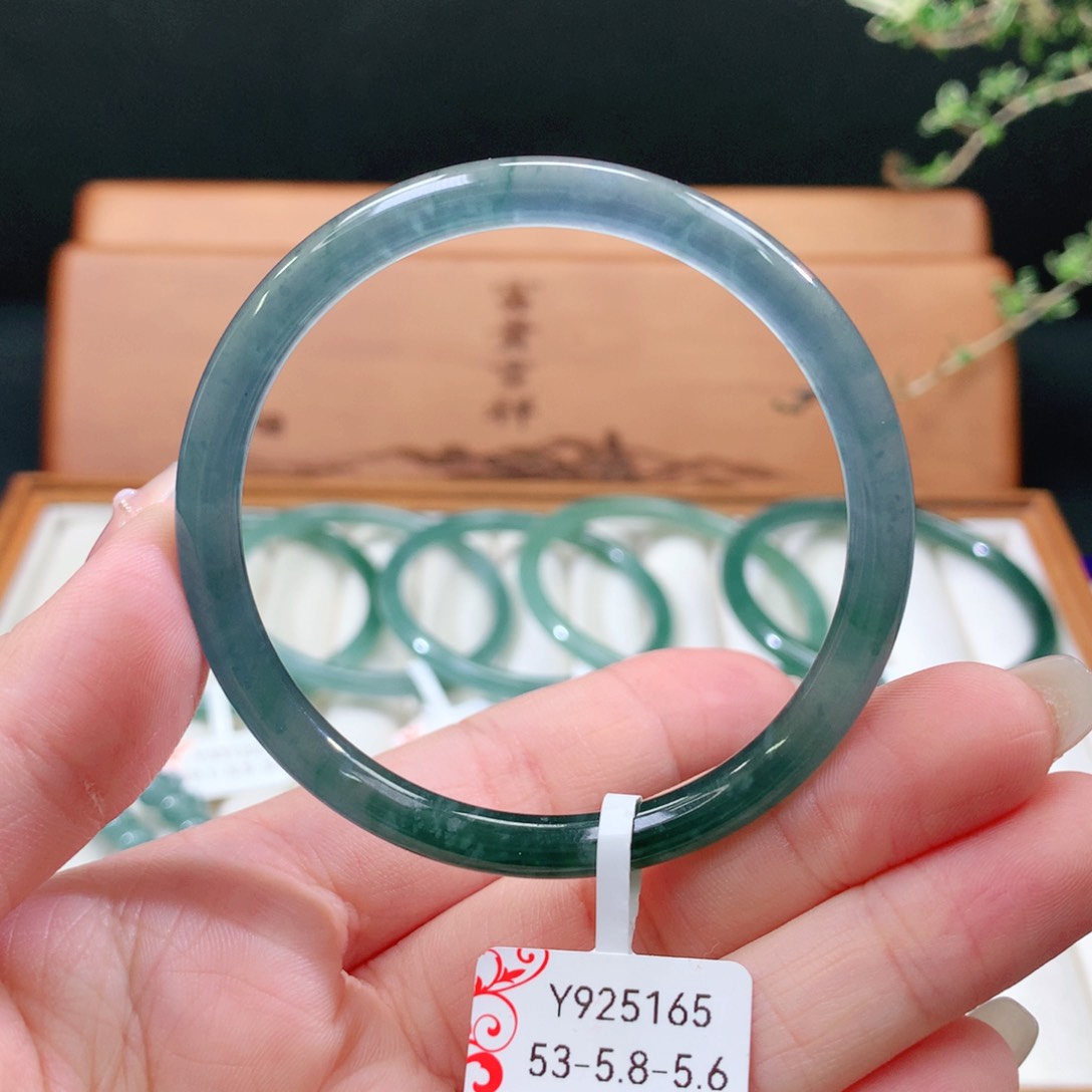 翡翠手镯未镶嵌天然