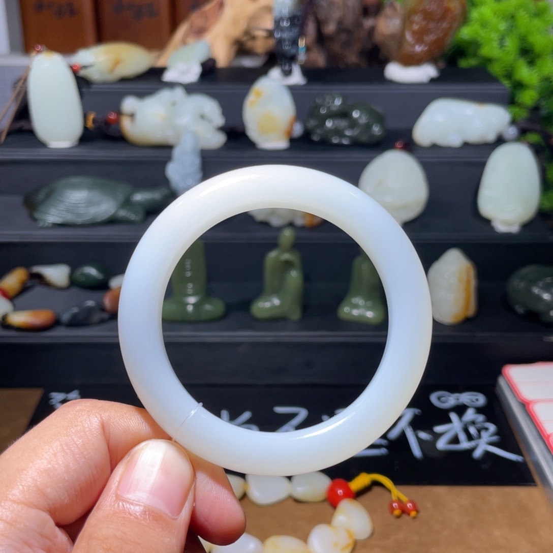 小***子颈饰未镶嵌和田玉（白玉）
