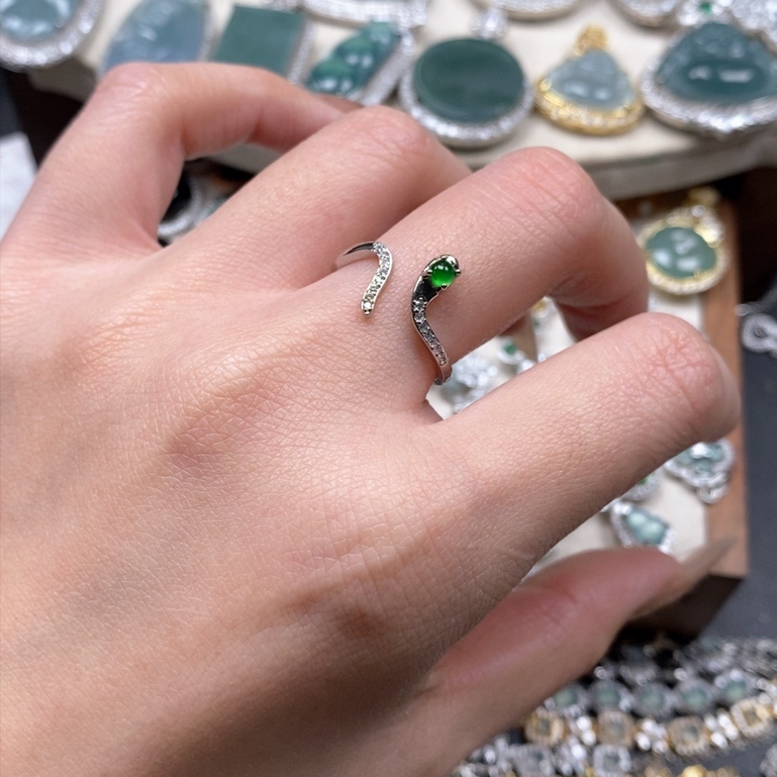 翡翠颈饰未镶嵌翡翠