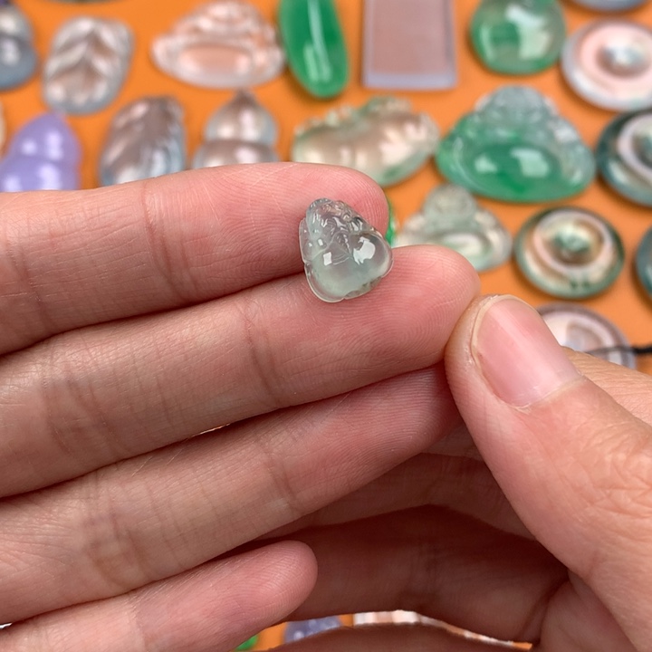 翡翠挂件未镶嵌….