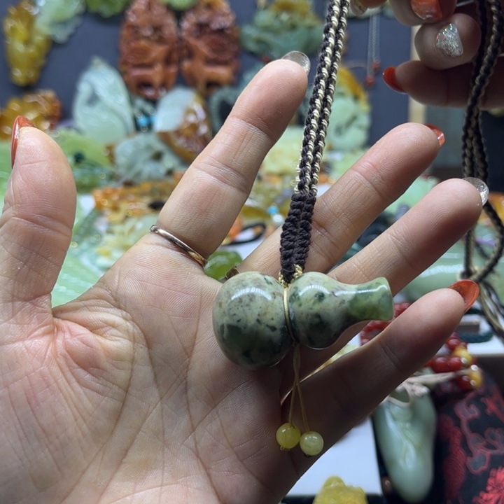 蛇纹石玉未镶嵌颈饰