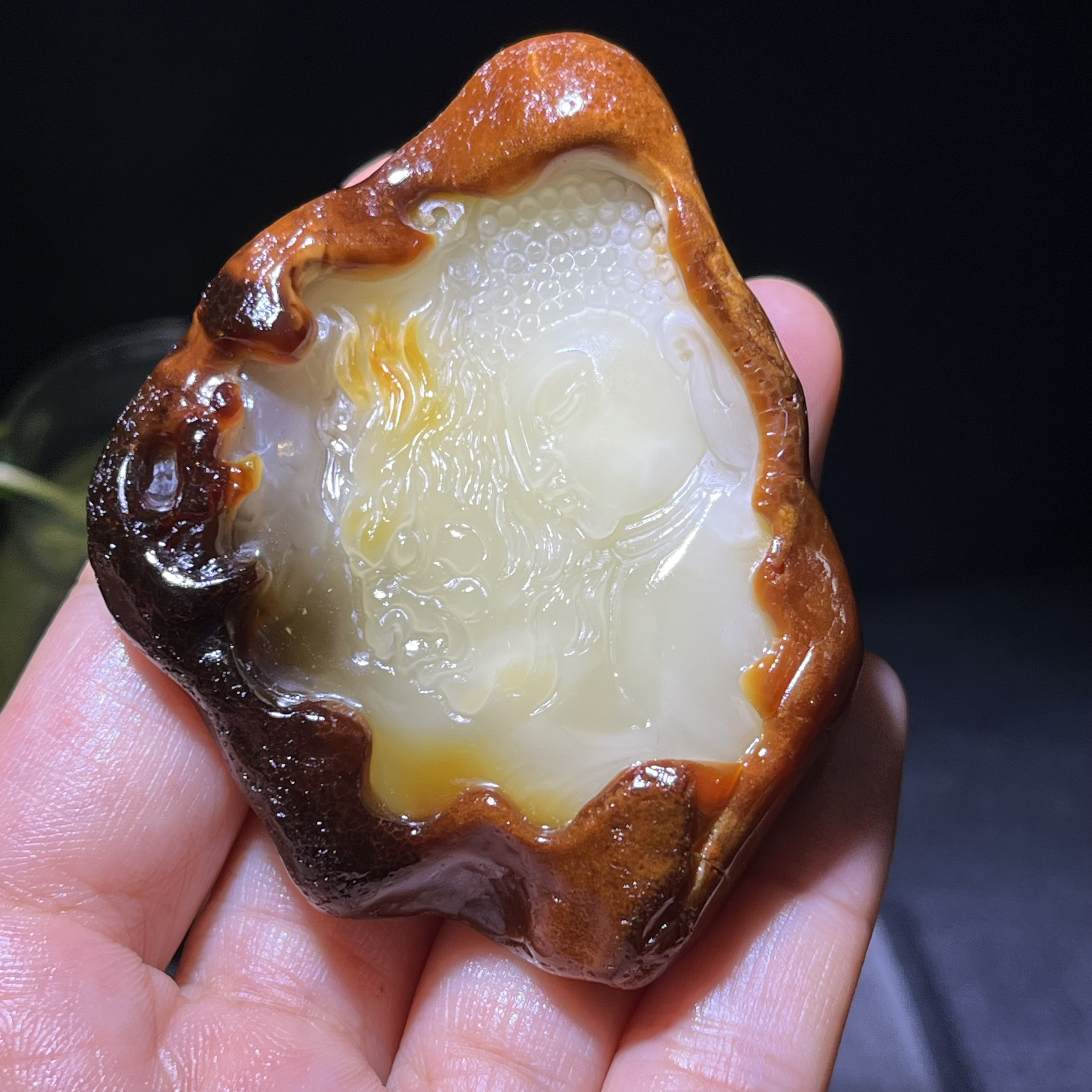 天然蜜蜡一念之间吊坠 白花蜡原石洞雕