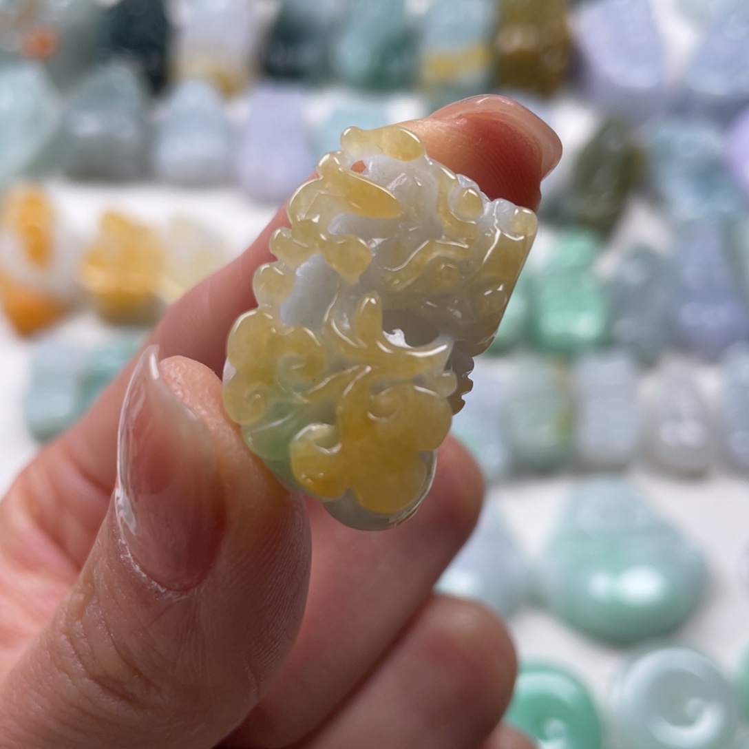 翡翠吊坠(赠链)未镶嵌