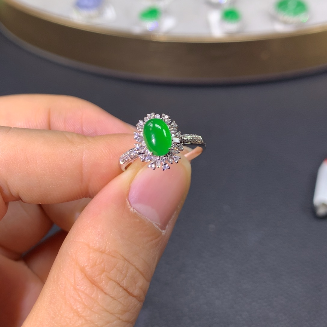 翡翠戒指18K金镶嵌翡翠