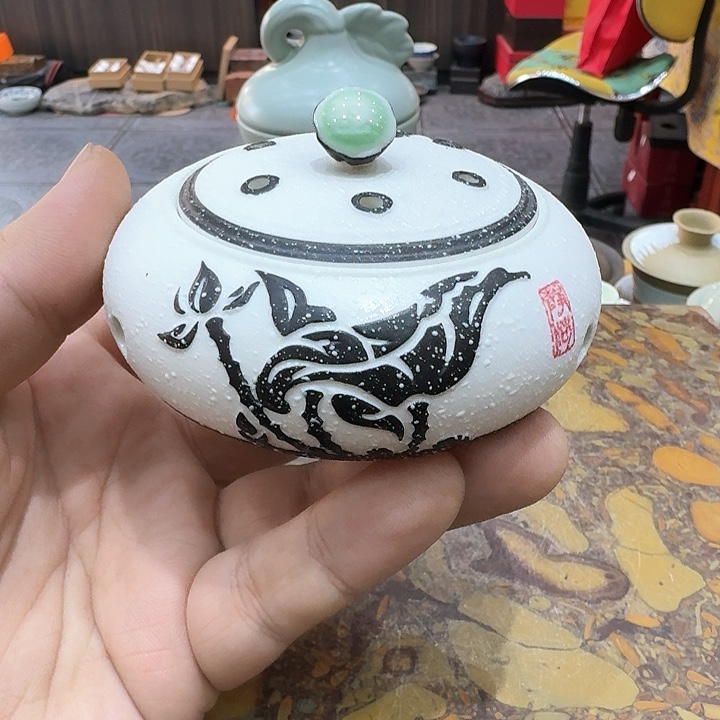 雪花釉香炉一个……