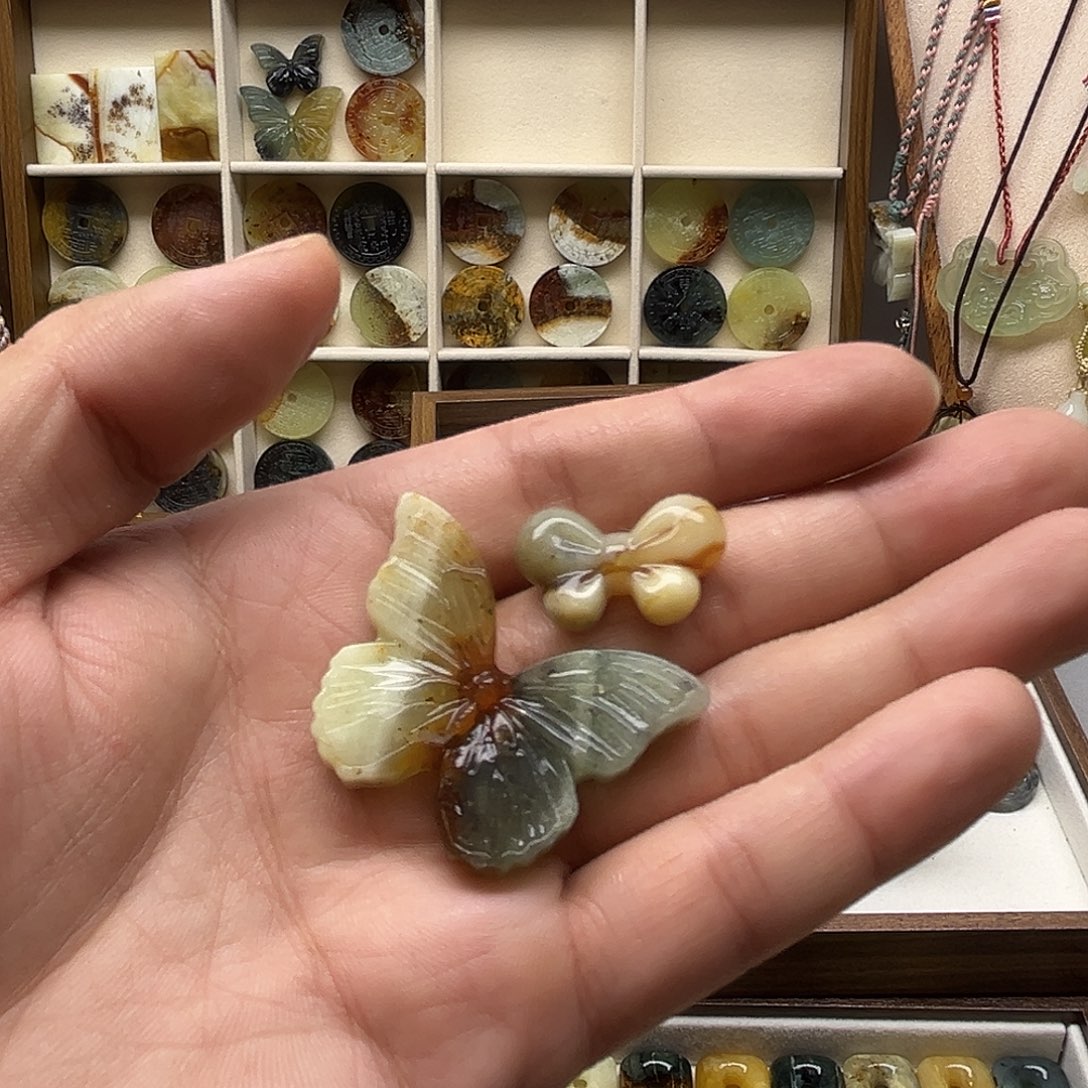 红****蛇纹石玉未镶嵌吊坠(不含链)