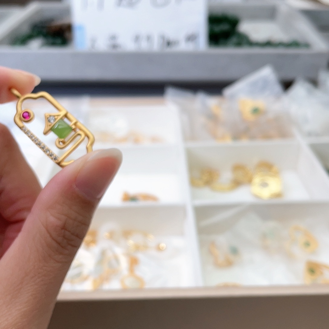 和田玉手链未镶嵌房子吊坠