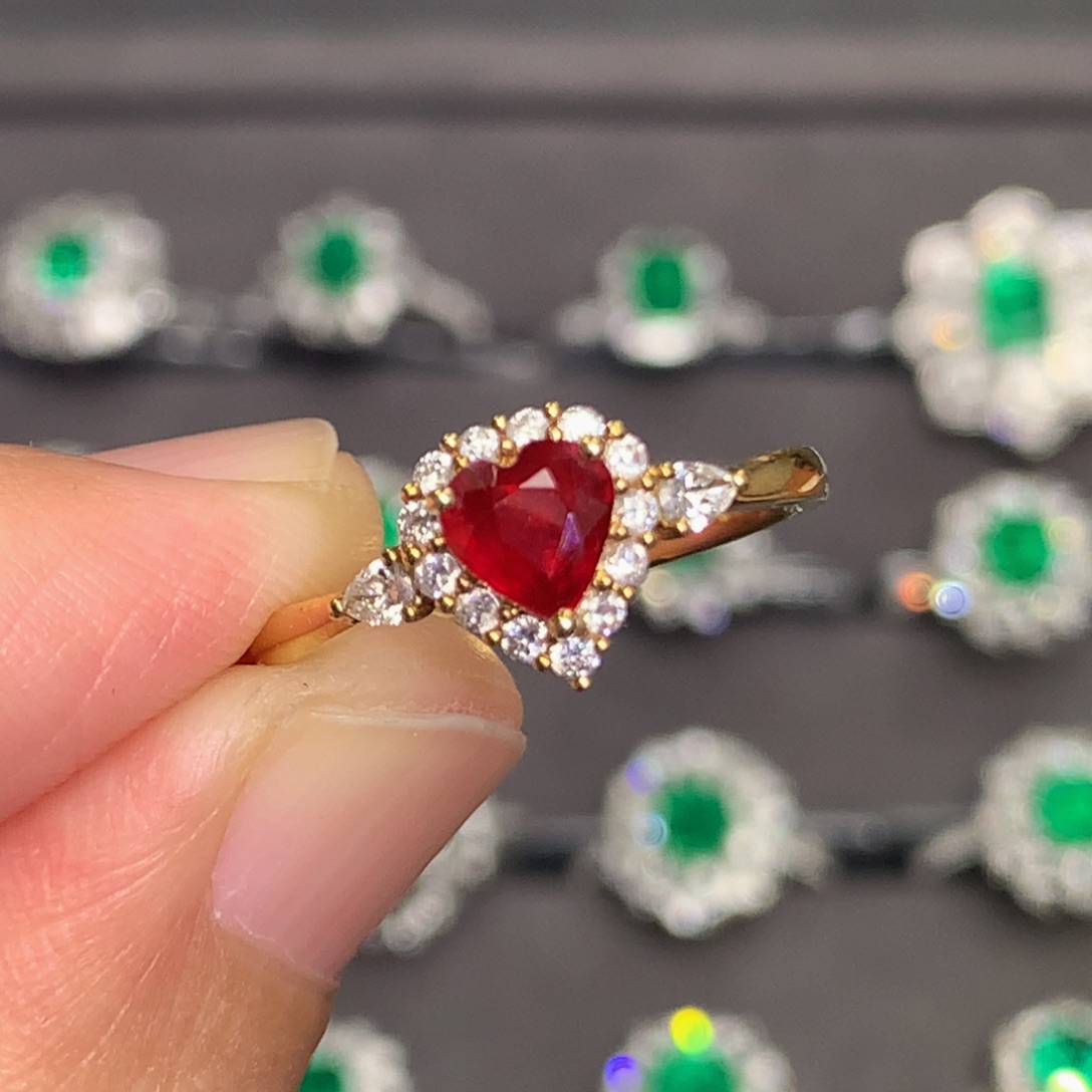 红宝石戒指18K金镶嵌