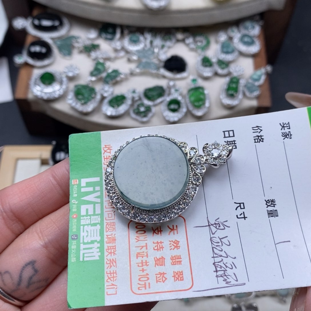 翡翠颈饰未镶嵌翡翠