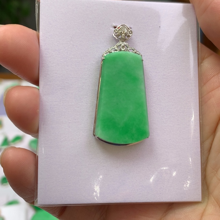 翡翠颈饰18K金镶嵌翡翠吊坠