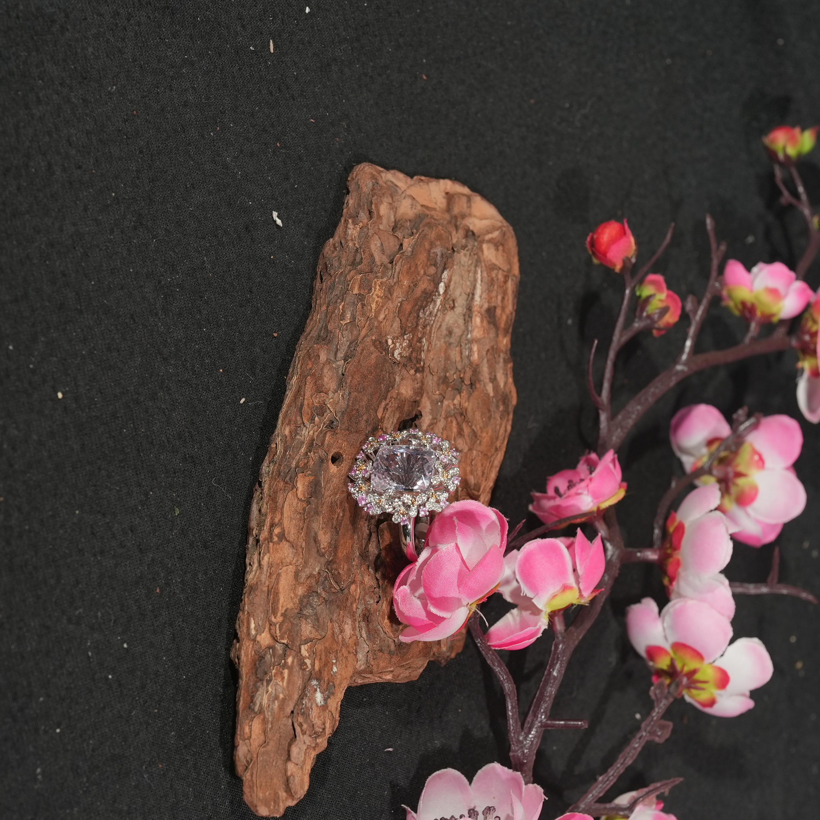 11.27香港王老板-18k金镶嵌紫锂辉戒指5c456