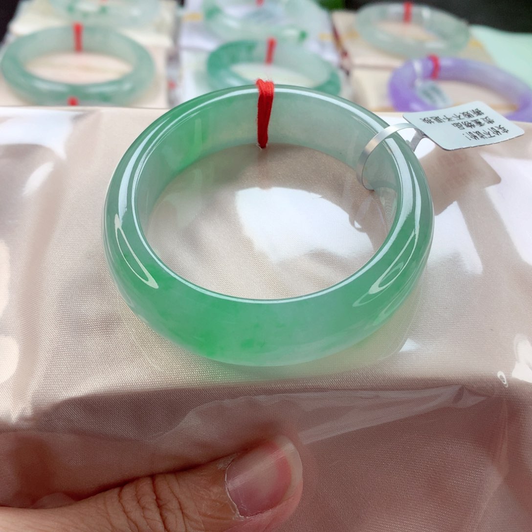 翡翠手镯（贵妃镯）未镶嵌G***y分单1A