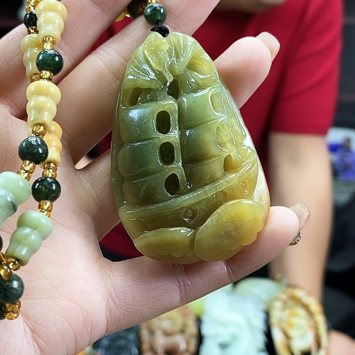 蛇纹石玉吊坠未镶嵌