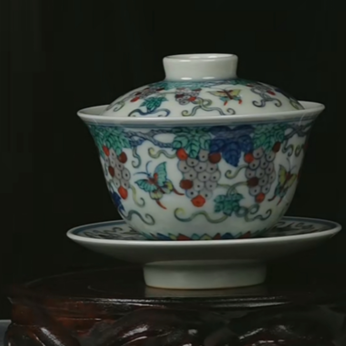 Y斗彩松鼠葡萄纹三才盖碗