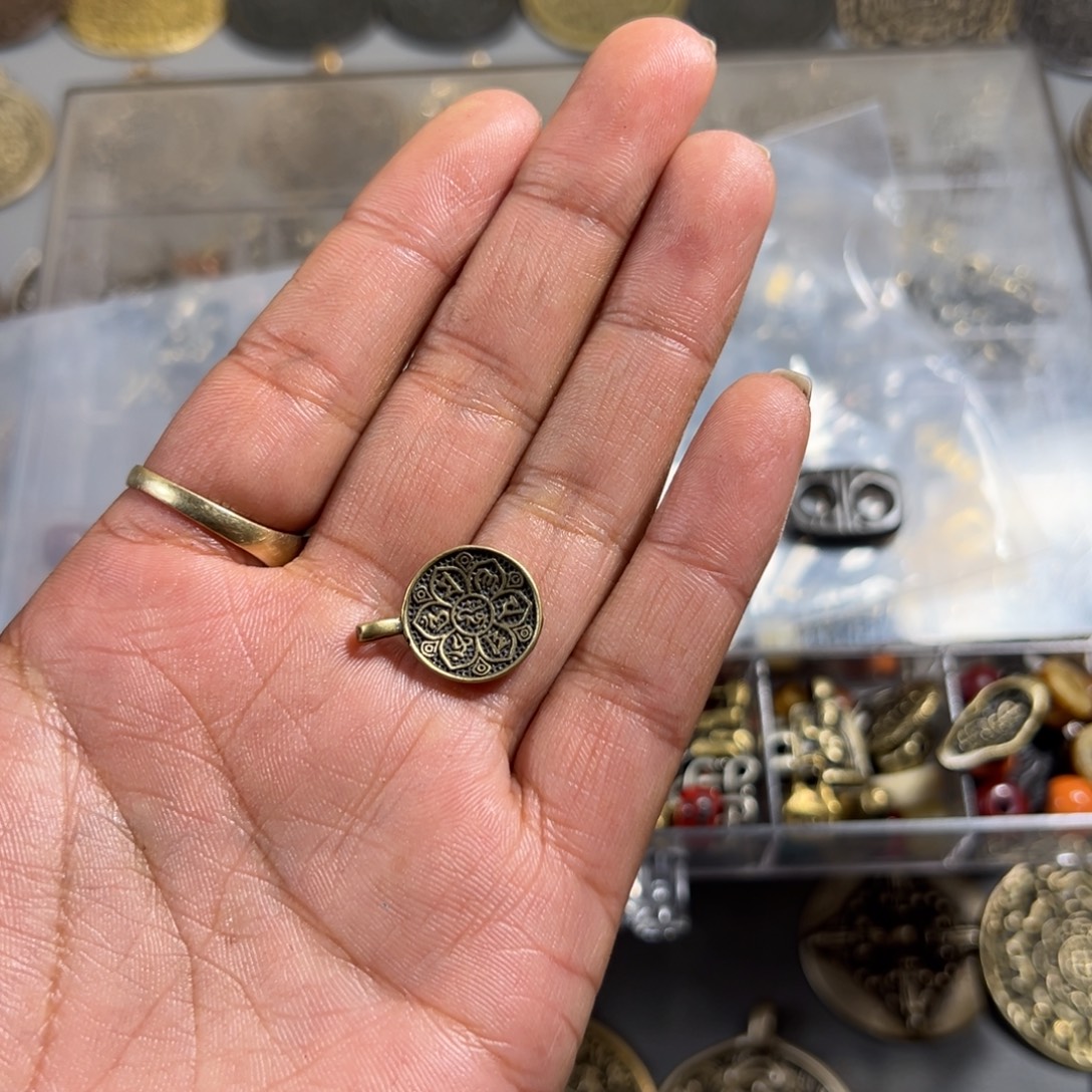 O***K九宫八卦配饰搭配绿色包挂