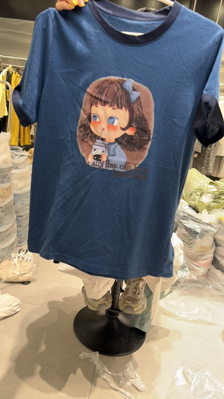 小女孩图案T恤时尚