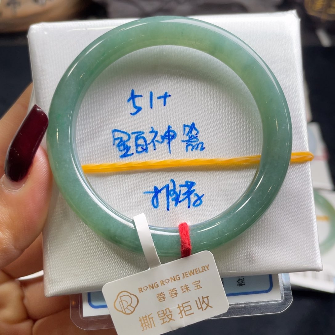 翡翠手镯未镶嵌翡翠手镯