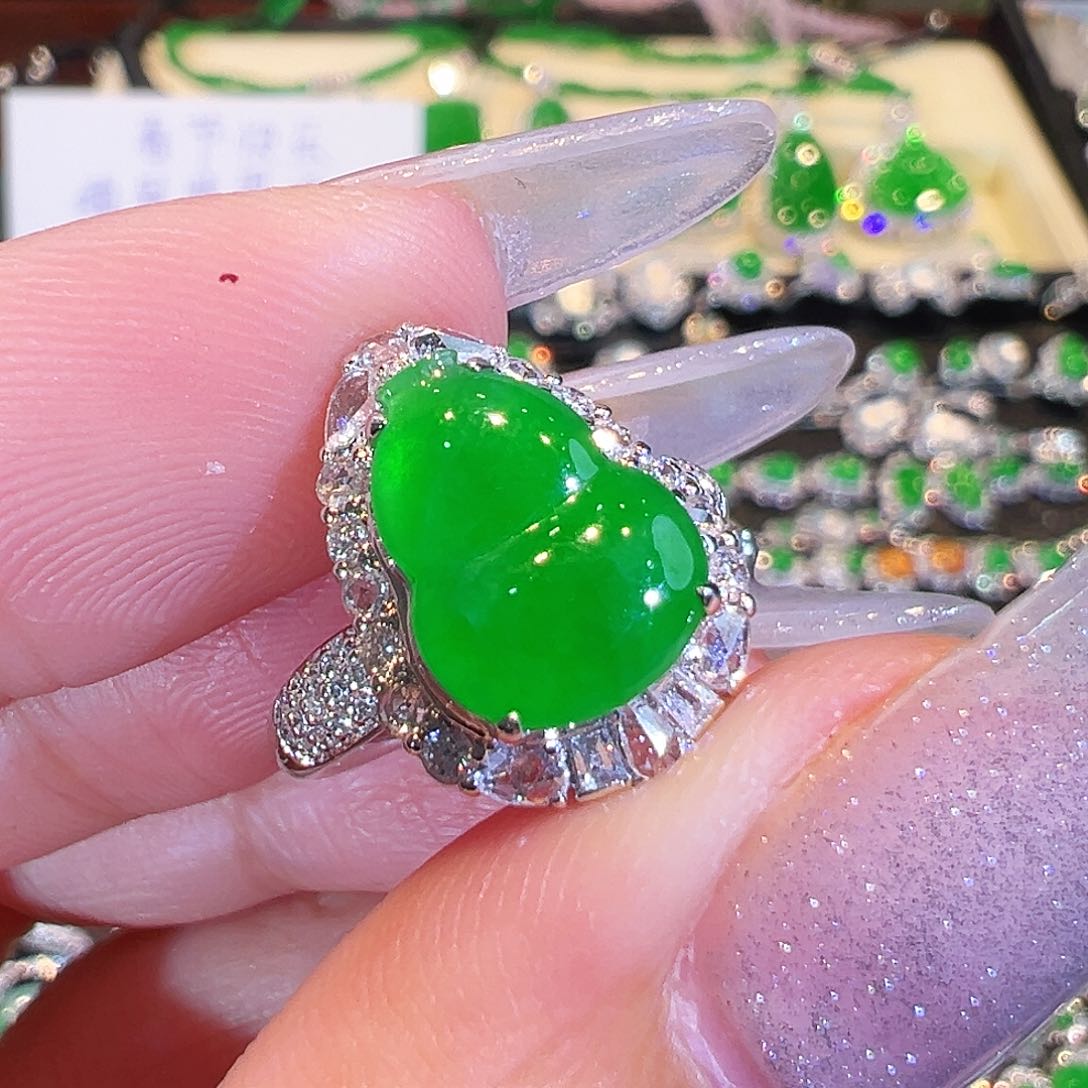 翡翠戒指18K金镶嵌翡翠