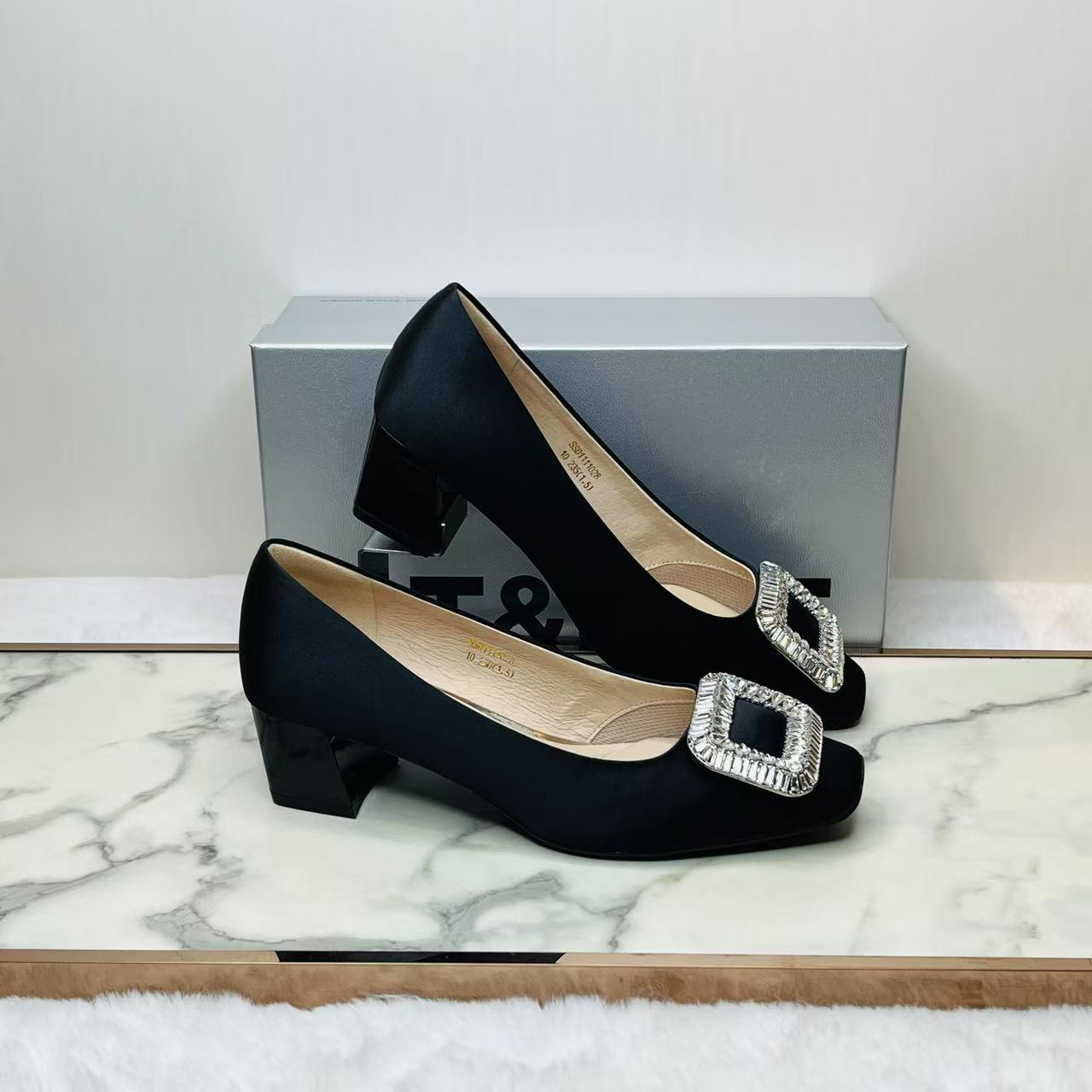 星期六2025春新款方头粗跟一脚蹬方钻饰扣时尚浅口单鞋SSD1111028